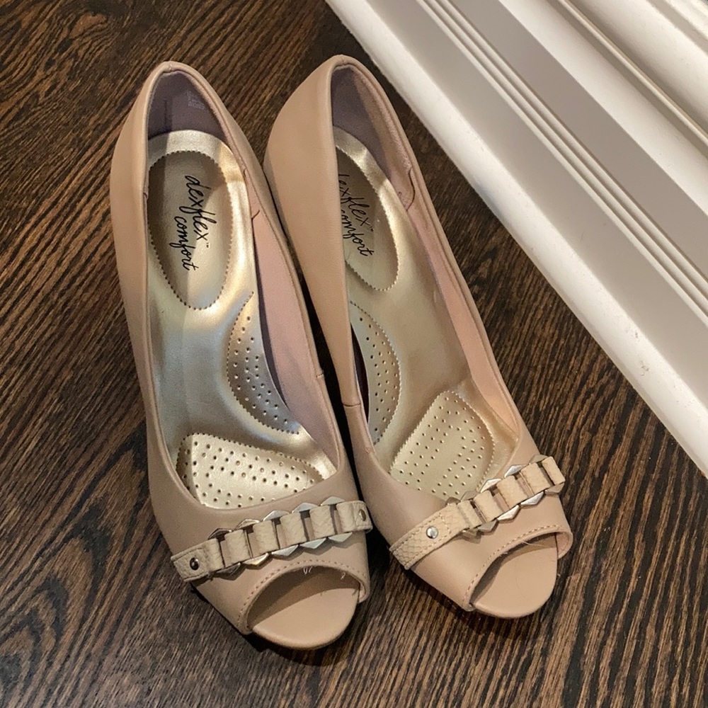 Nude comfort heels